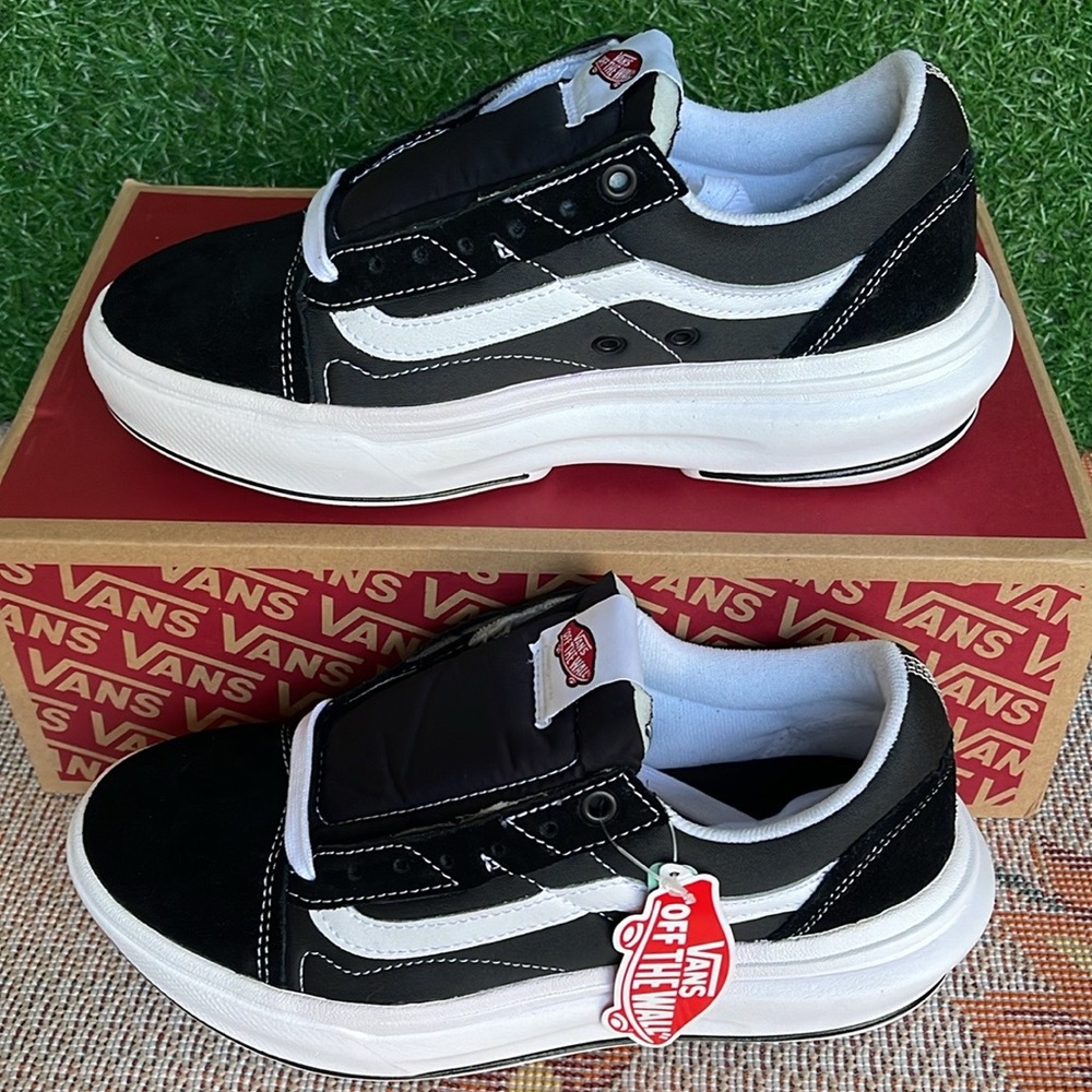 Vans WMNS Oid Skool Over
Black/White
VN0A7Q5EBA2
Sneakers Platforms - Picture 3 of 16